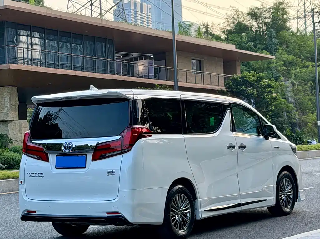 Toyota Alphard — миниатюра 18