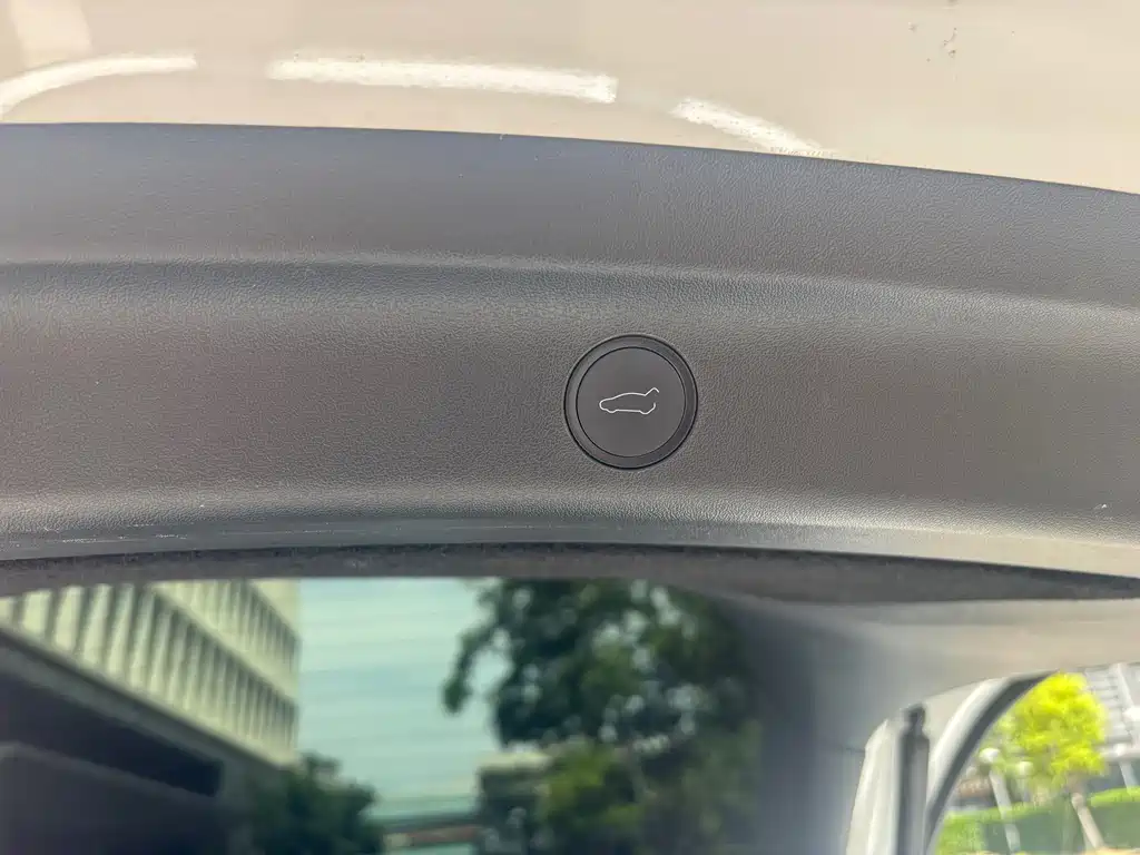 Tesla Model Y — миниатюра 14