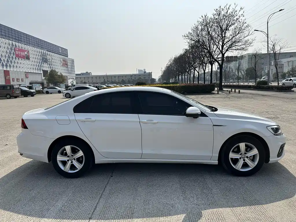 Volkswagen Lamando 2021 230TSI DSG