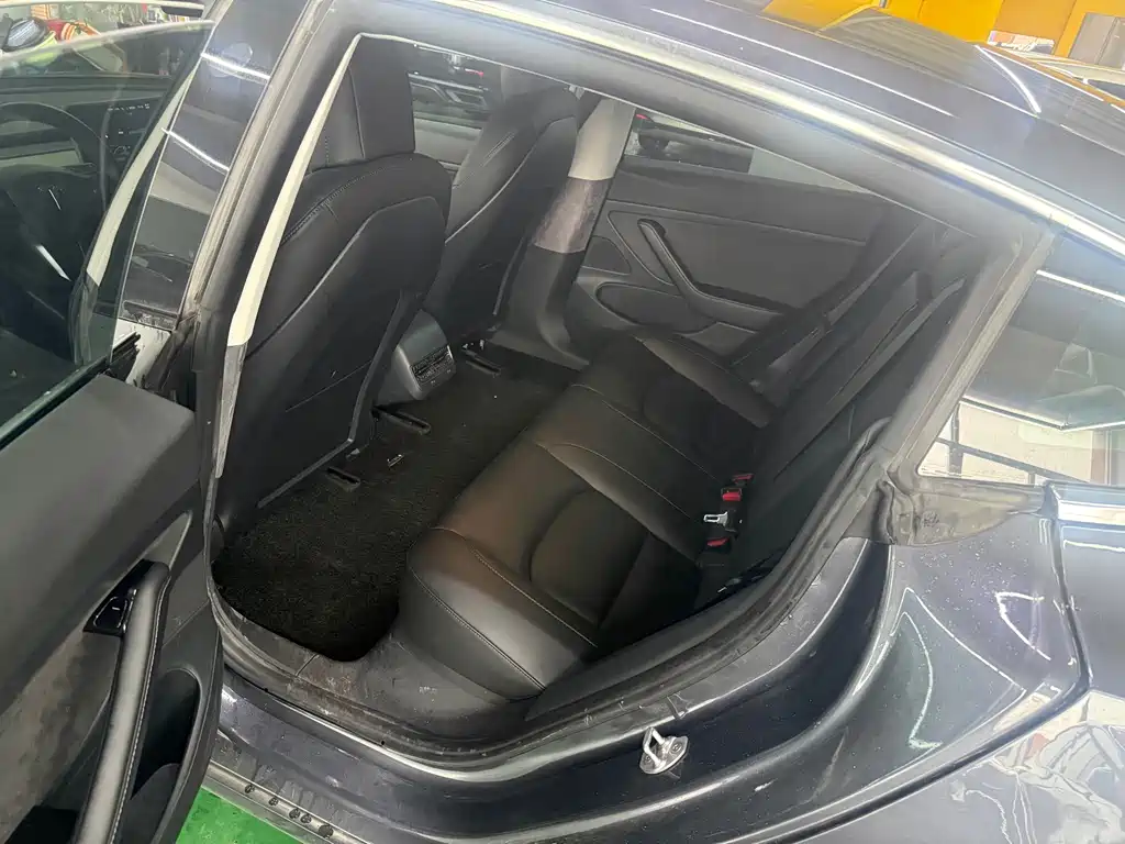 Tesla Model 3 — миниатюра 3