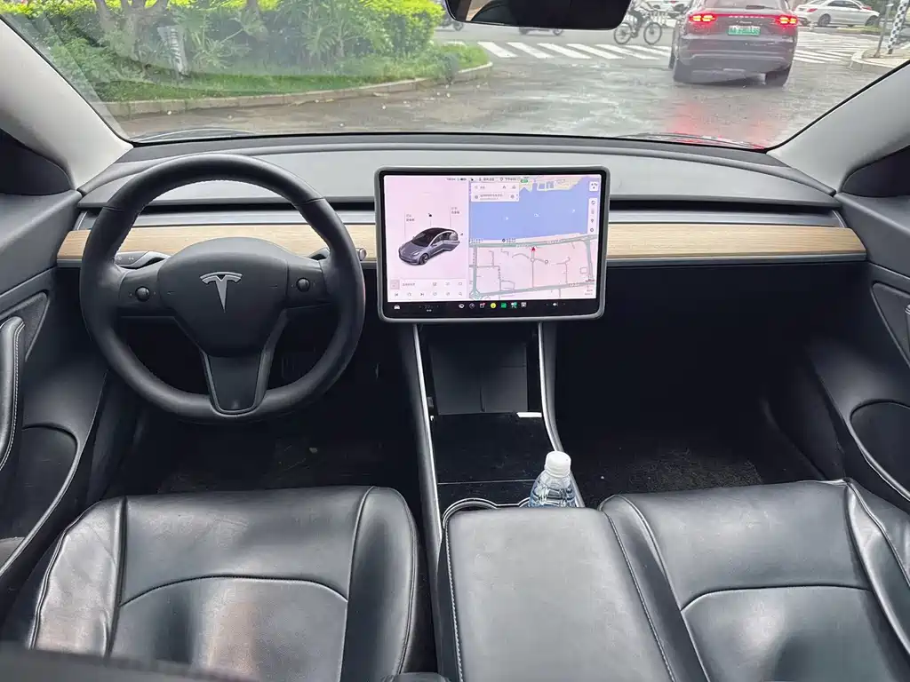 Tesla Model 3 — миниатюра 7