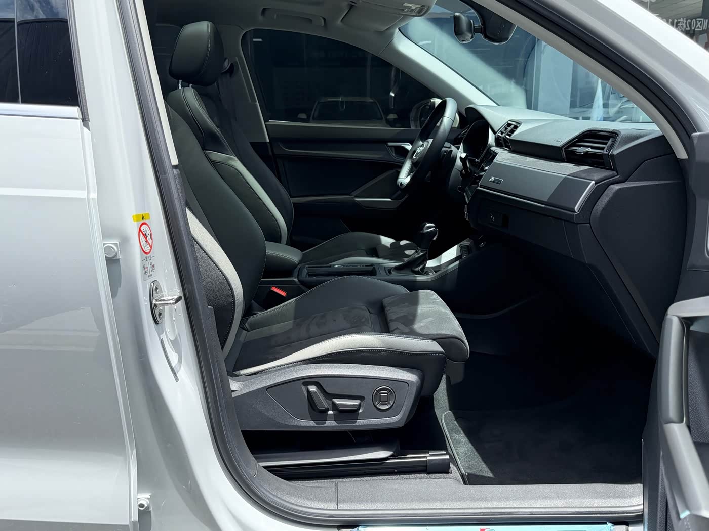 Audi Q3 1.4 л 2022 г. Белый, пробег 10000 км