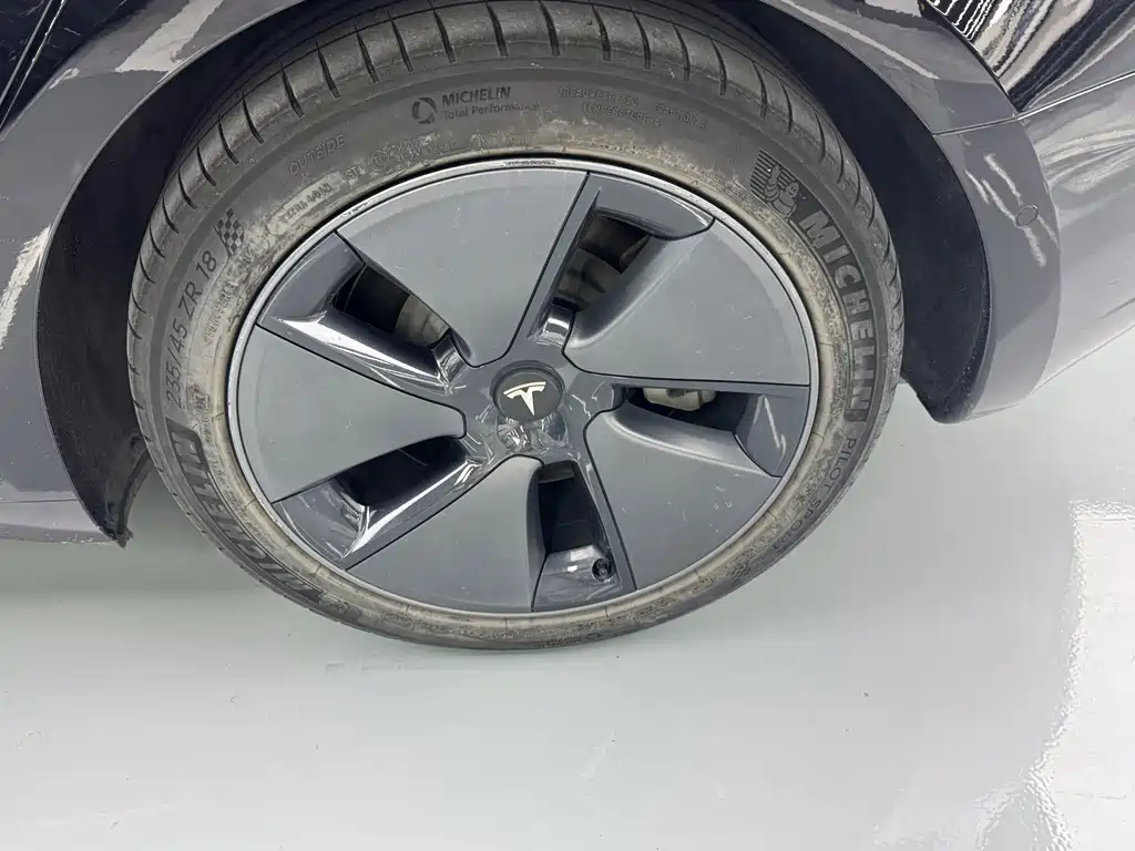 Tesla Model 3 — миниатюра 15