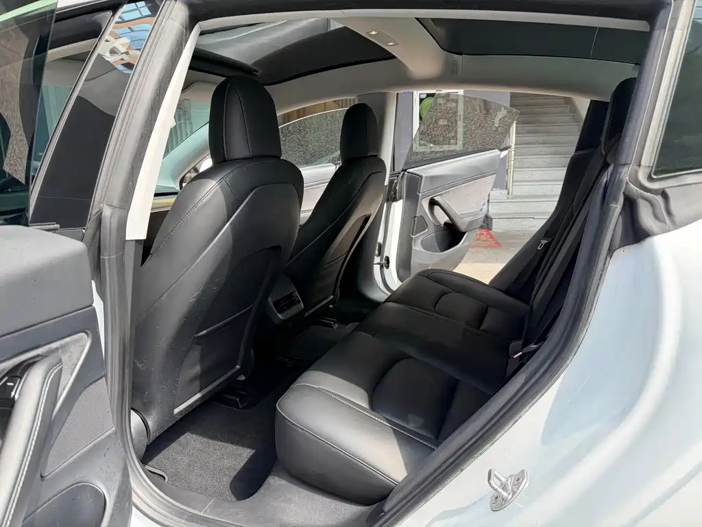 Tesla Model 3 — миниатюра 8