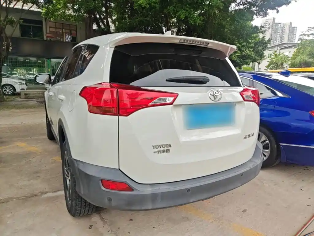 Toyota RAV4 — миниатюра 5