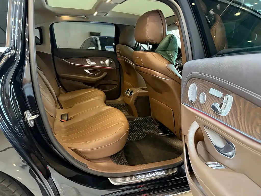 Mercedes-Benz E-Class — миниатюра 13