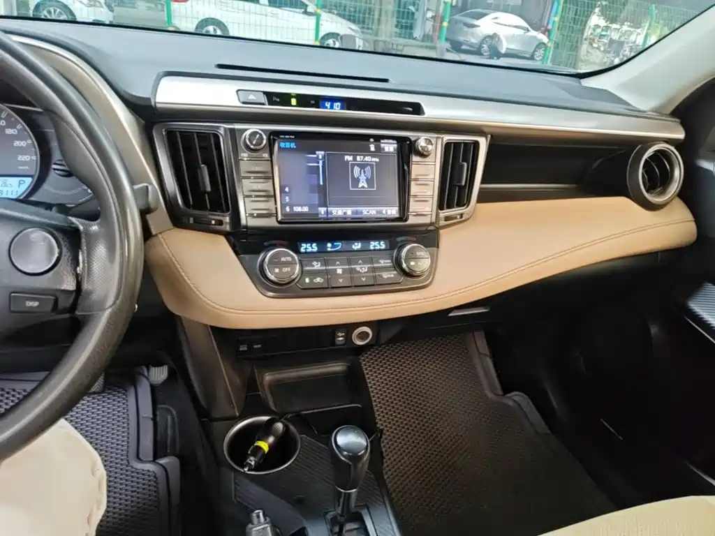 Toyota RAV4 — миниатюра 10