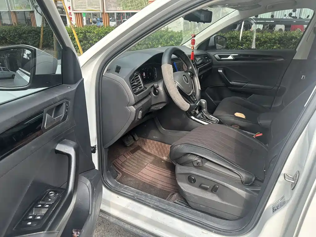 Volkswagen T-Roc — миниатюра 4