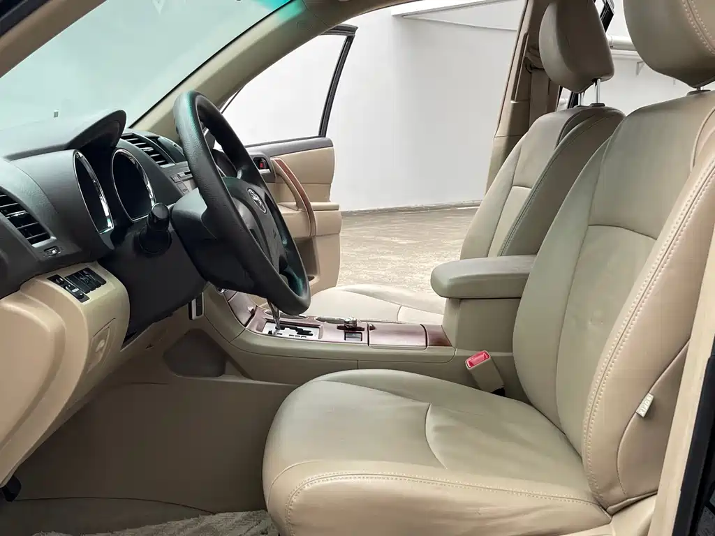 Toyota Highlander 2011 2.7L 5 мест Elite