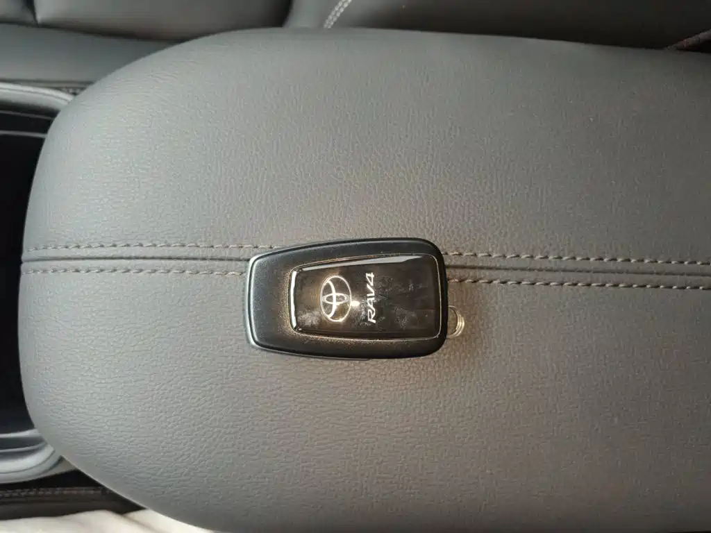 Toyota RAV4 — миниатюра 9