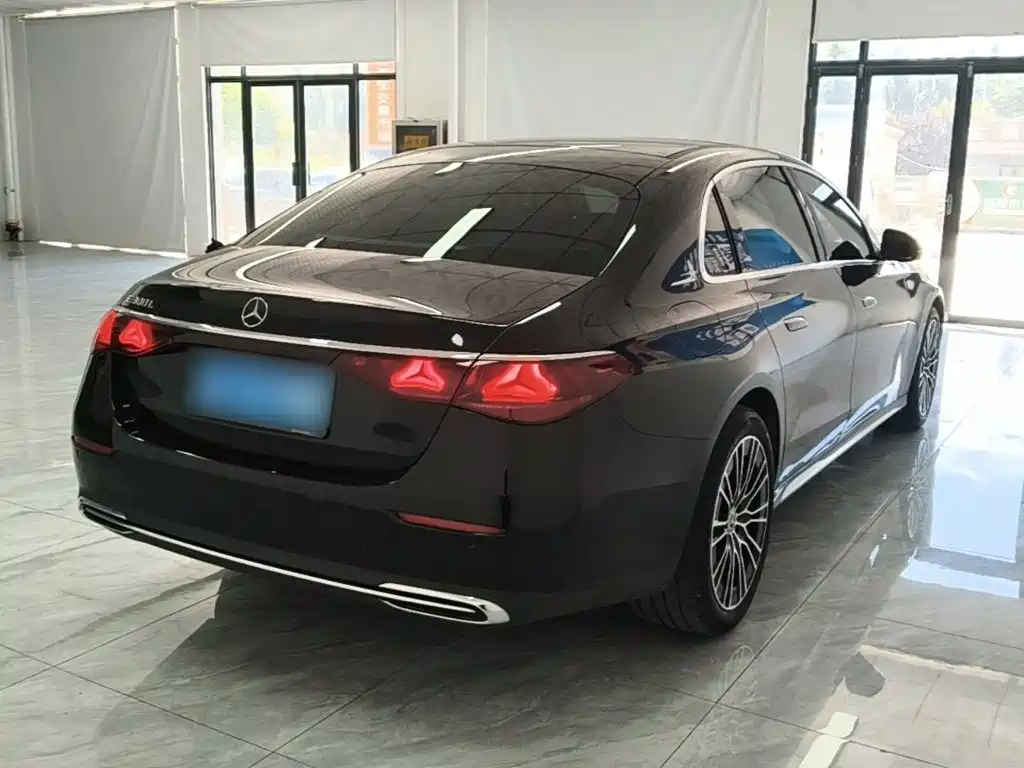 Mercedes-Benz E-Class — миниатюра 7