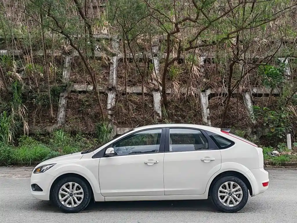 Ford Focus 2013 1.8L AT