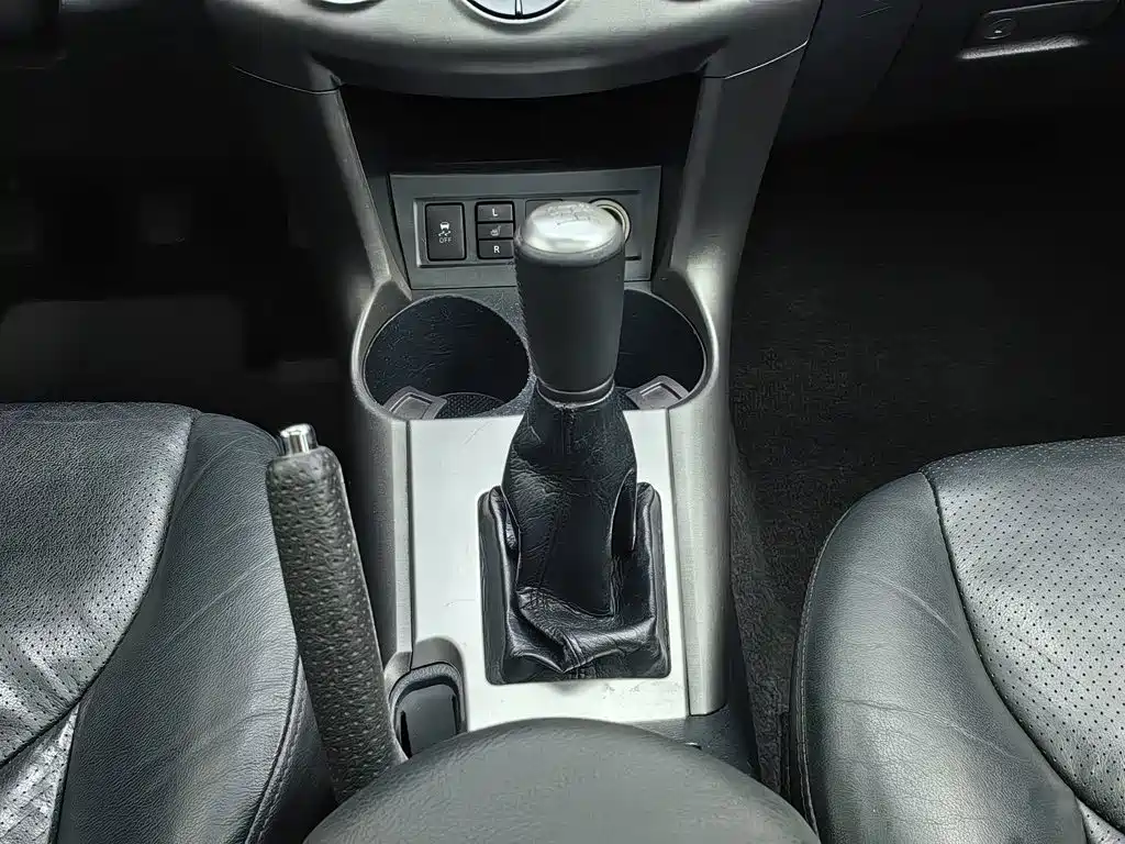 Toyota RAV4 — миниатюра 13