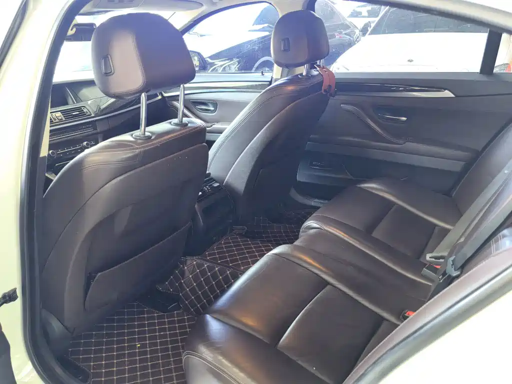 BMW 5 Series — миниатюра 10