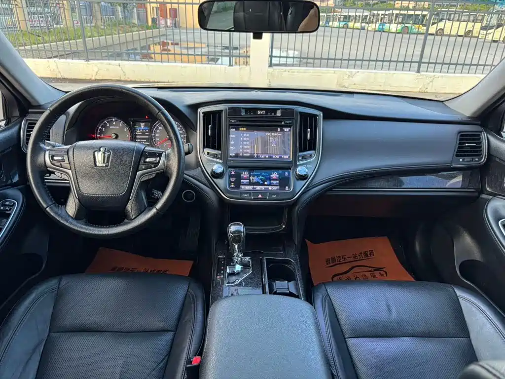 Toyota Crown — миниатюра 6