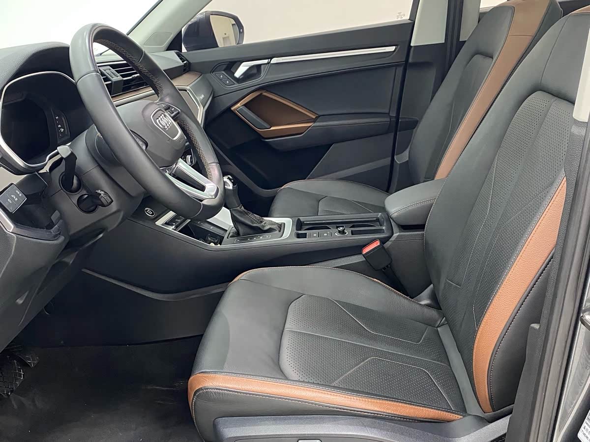 Audi Q3 1.4 л 2023 г. Серебристо-серый, пробег 25000 км