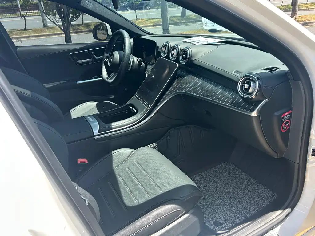 Mercedes-Benz C-Class — миниатюра 6