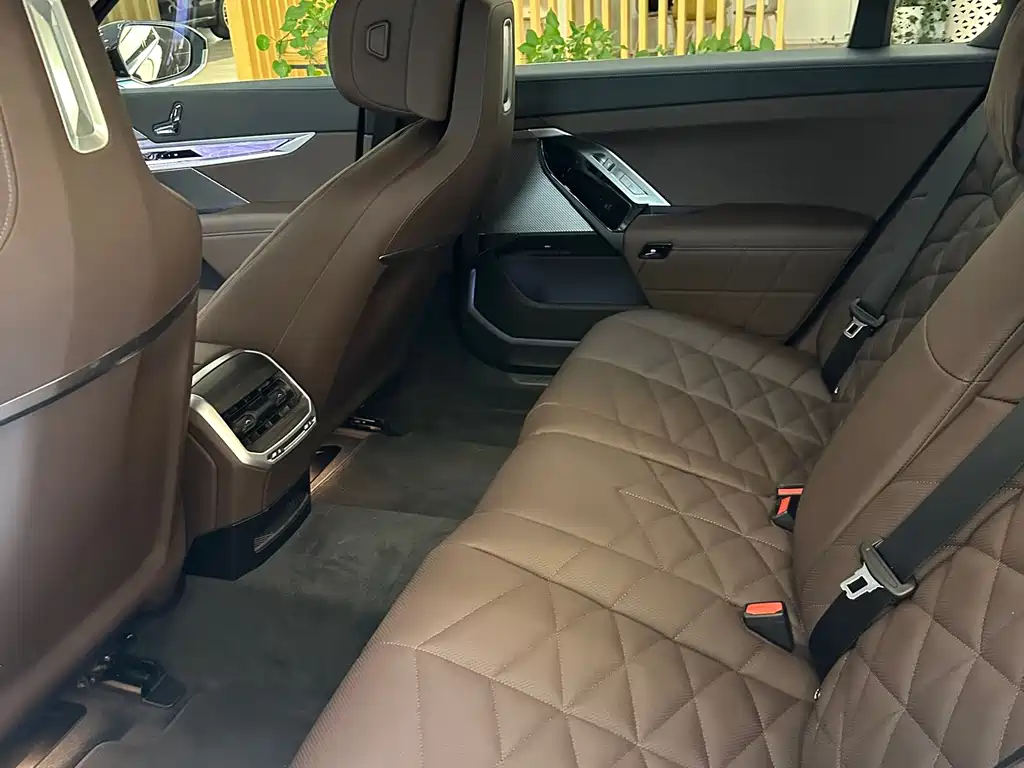 BMW 7 Series — миниатюра 8