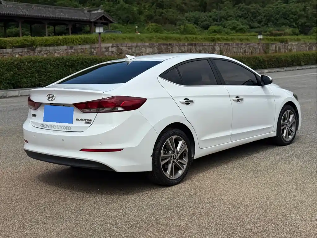 Hyundai Elantra — миниатюра 6