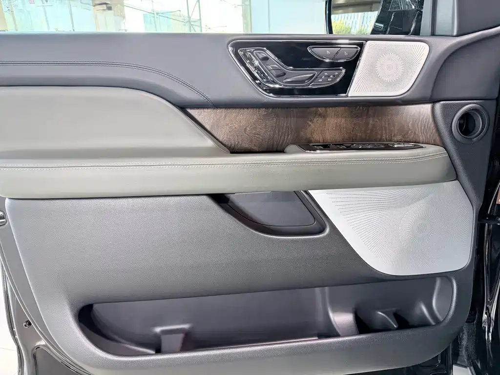 Lincoln Navigator — миниатюра 8