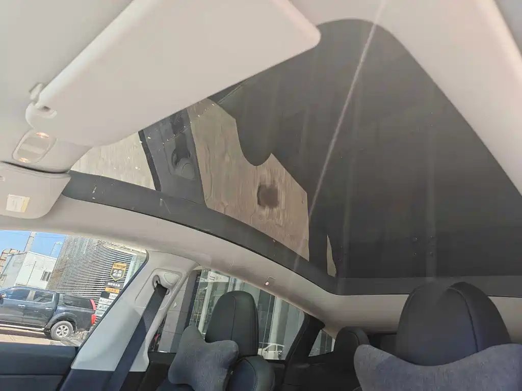 Tesla Model Y — миниатюра 8