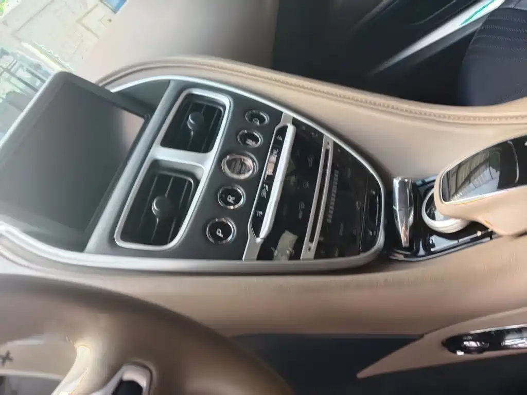 Aston Martin DB11 — миниатюра 4
