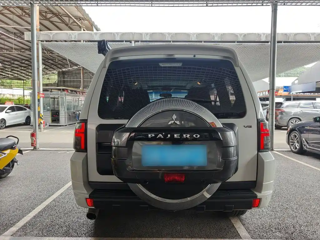 Mitsubishi Pajero (Import) — миниатюра 6