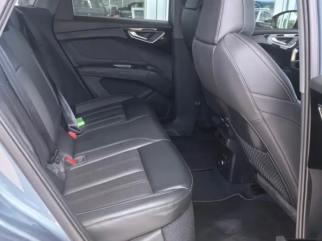 Audi Q4 e-tron — миниатюра 5
