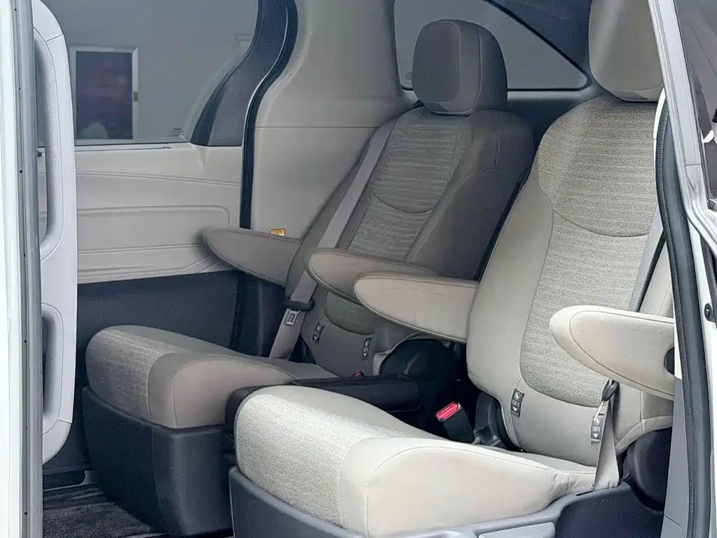 Toyota Sienna — миниатюра 9