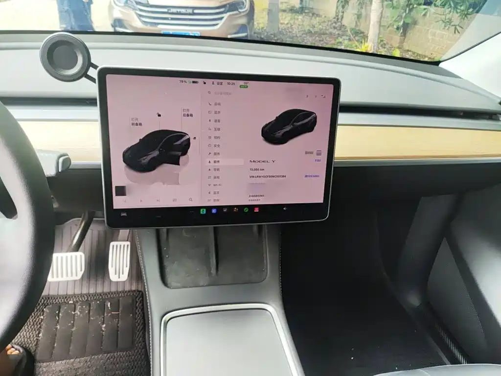 Tesla Model Y — миниатюра 6