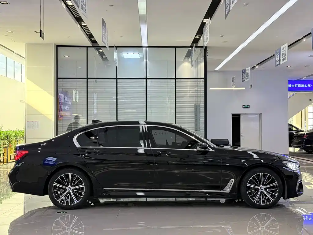 BMW 7 Series — миниатюра 17