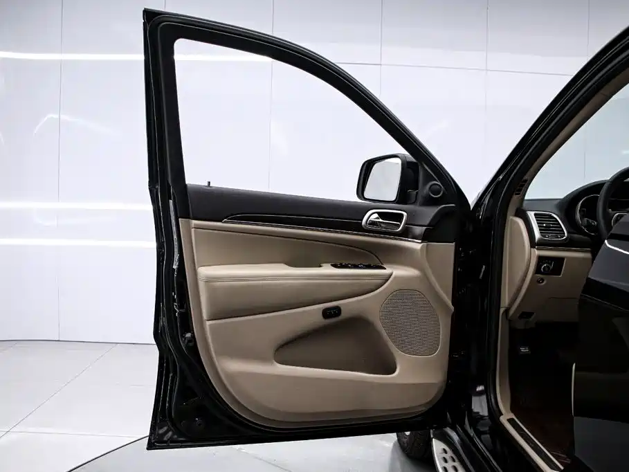 Jeep Grand Cherokee (Import) — миниатюра 13