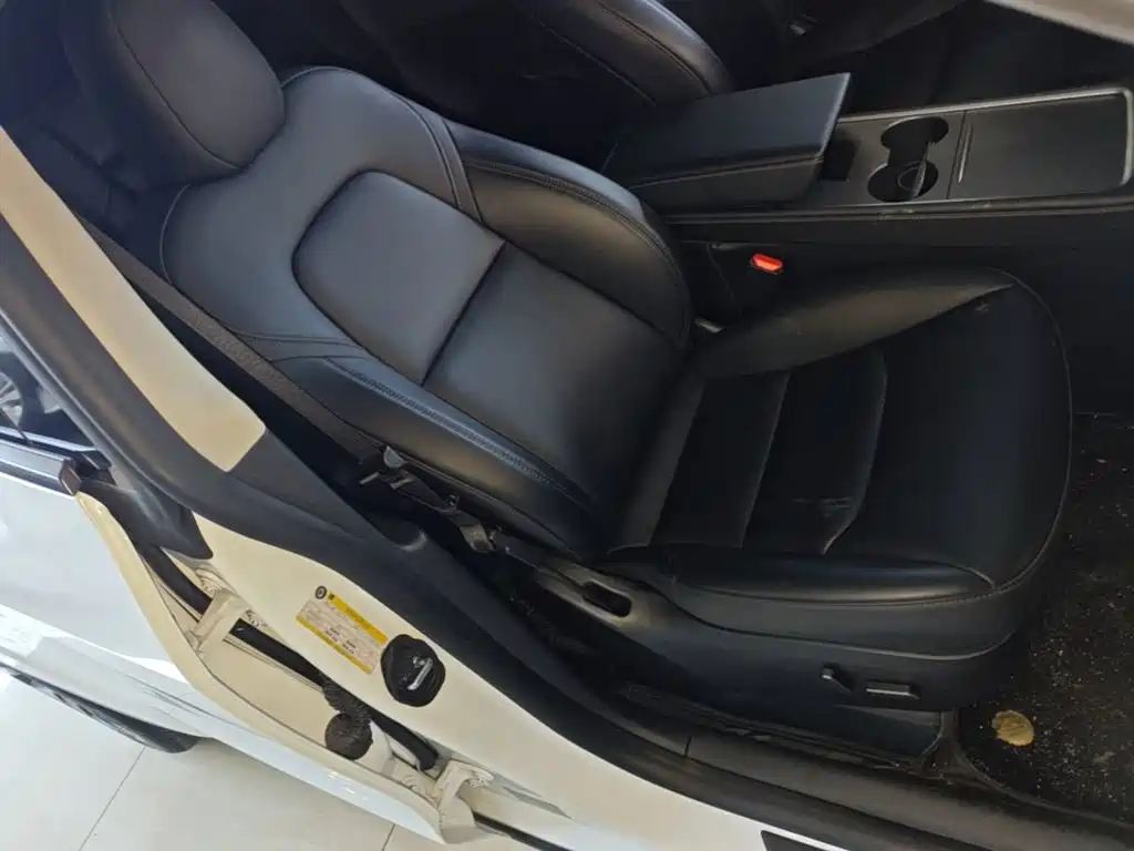 Tesla Model Y — миниатюра 25