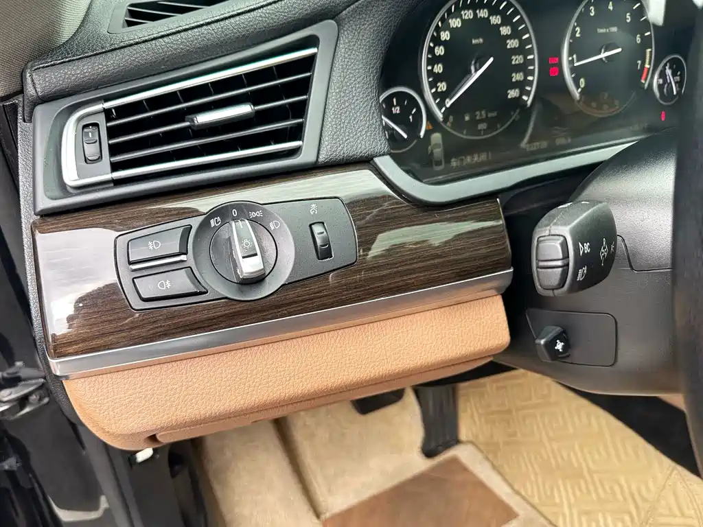 BMW 7 Series — миниатюра 13