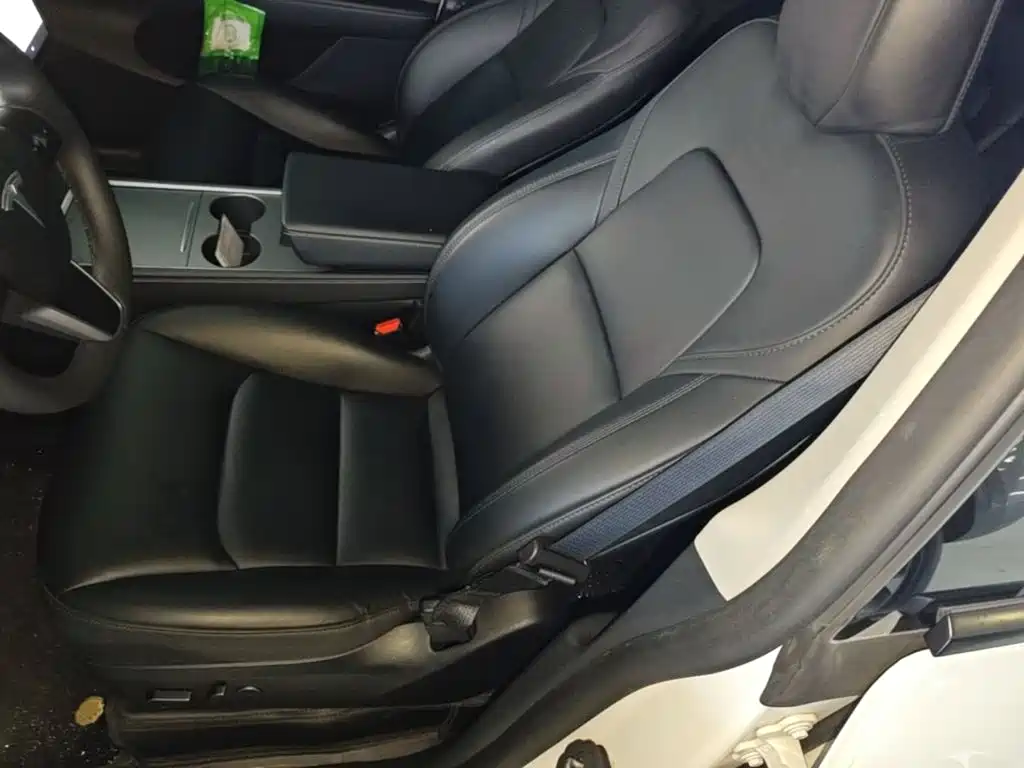 Tesla Model Y — миниатюра 15