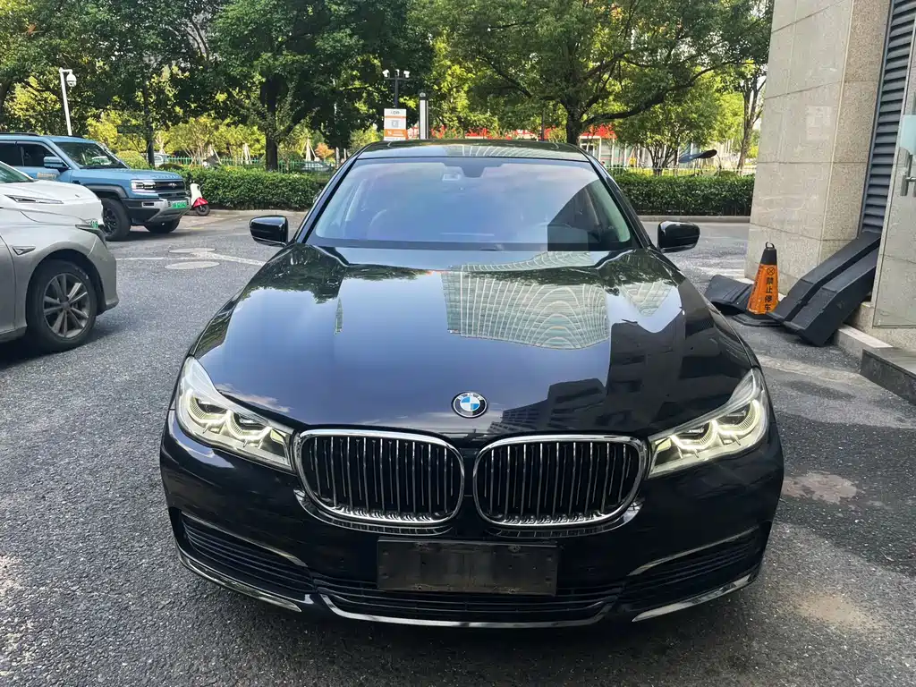 BMW 7 Series — миниатюра 2