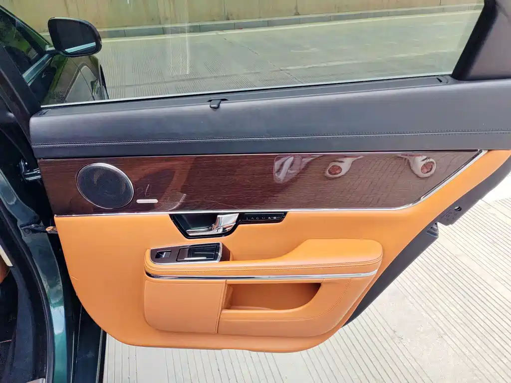Jaguar XJ — миниатюра 24