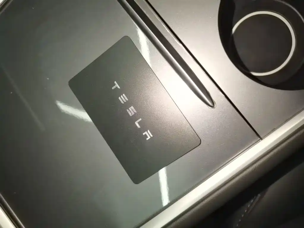 Tesla Model Y — миниатюра 9