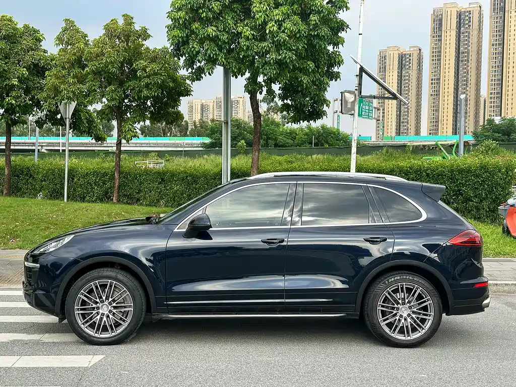 Porsche Cayenne — миниатюра 3