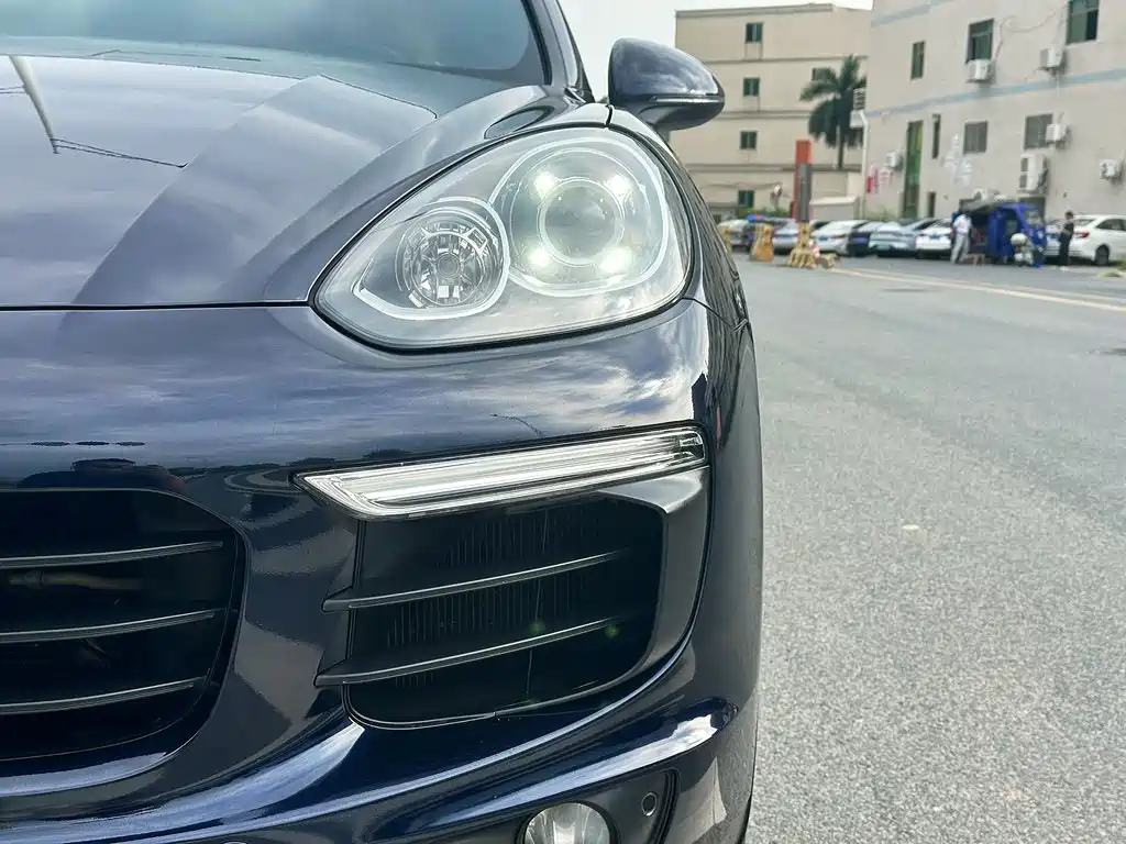 Porsche Cayenne — миниатюра 9