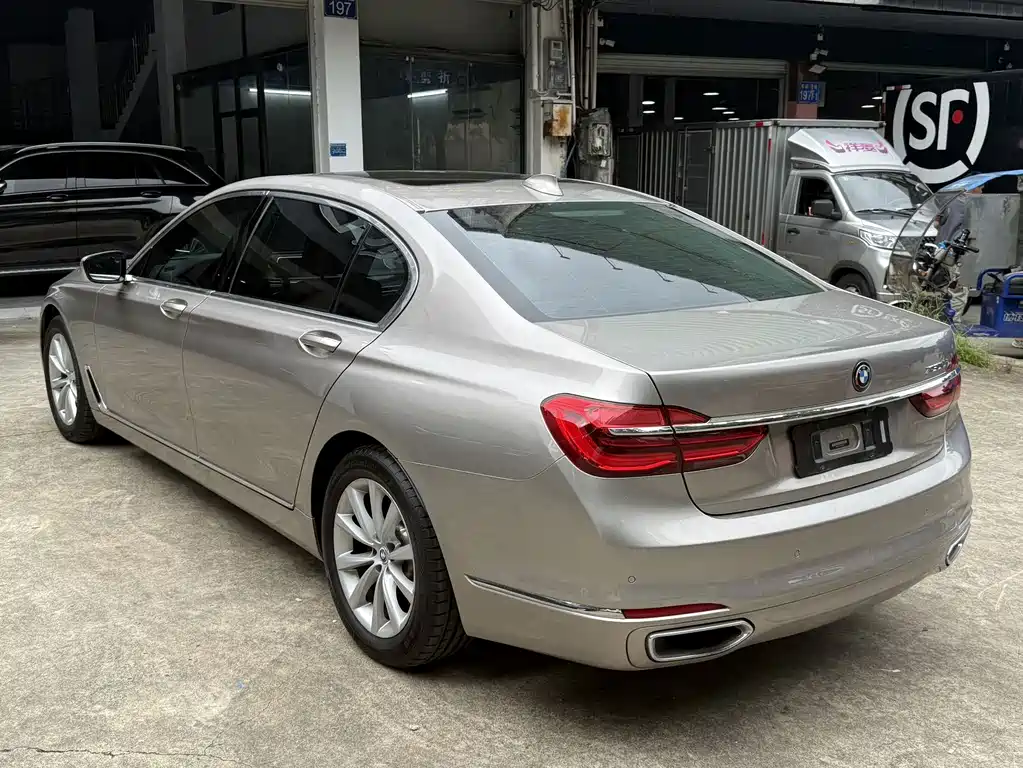 BMW 7 Series — миниатюра 18