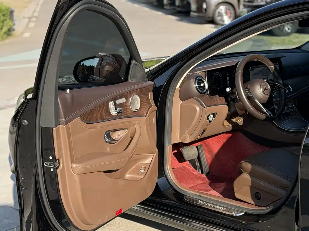 Mercedes-Benz E-Class — миниатюра 16