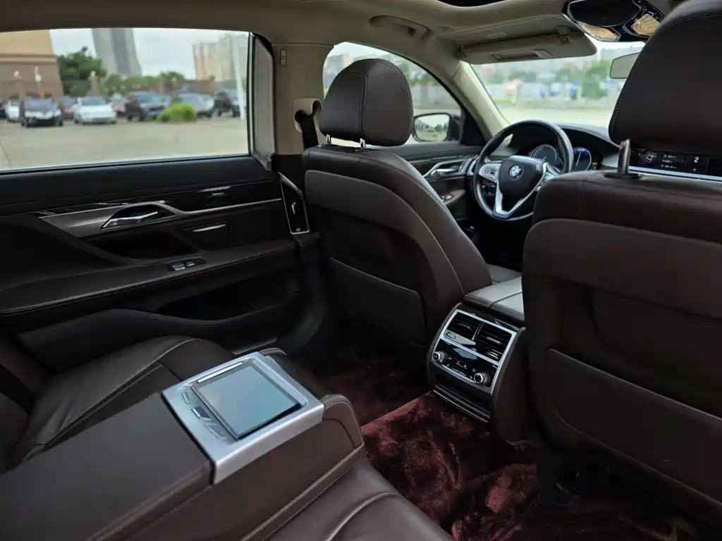 BMW 7 Series — миниатюра 9