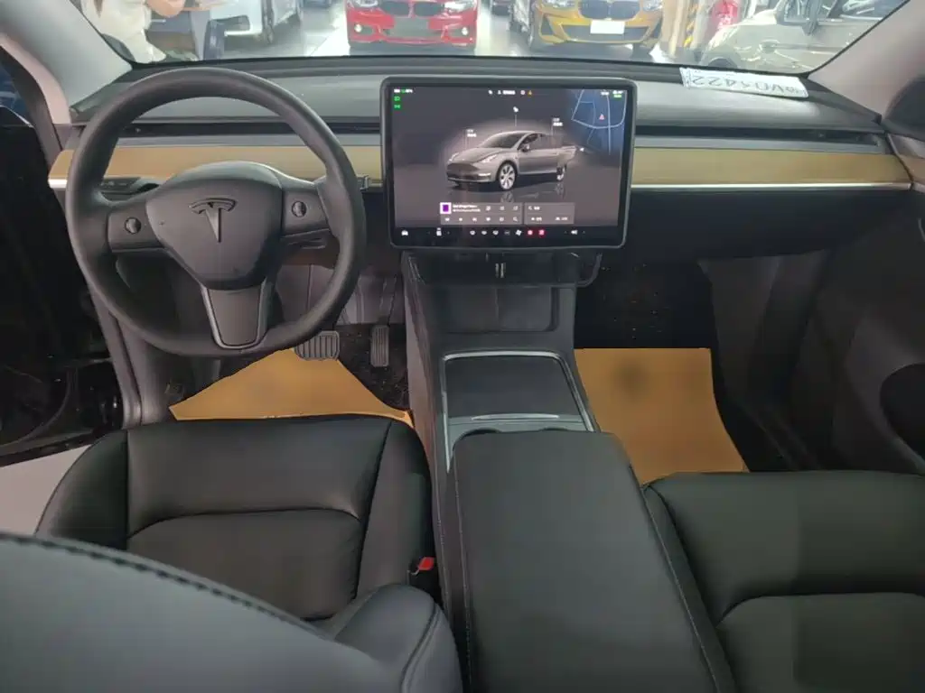 Tesla Model Y — миниатюра 10