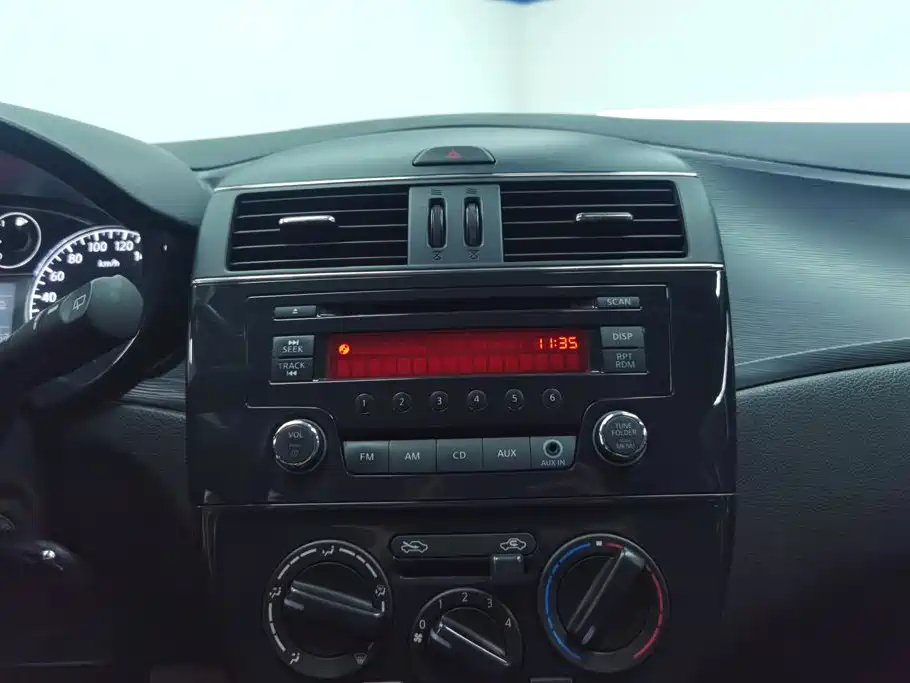 Nissan Tiida — миниатюра 13