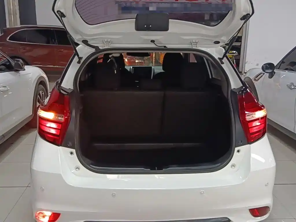Toyota Yaris L — миниатюра 19