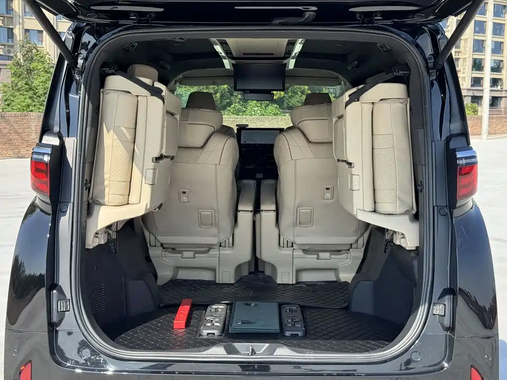 Toyota Alphard — миниатюра 23
