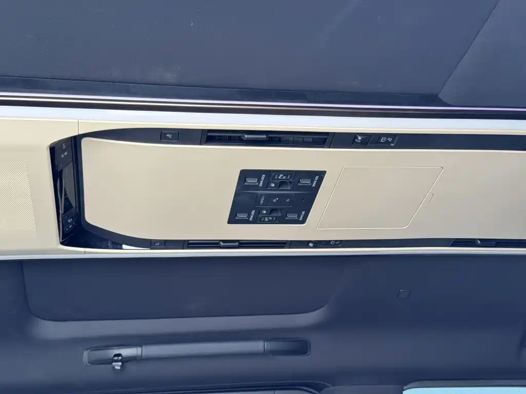 Toyota Alphard — миниатюра 11