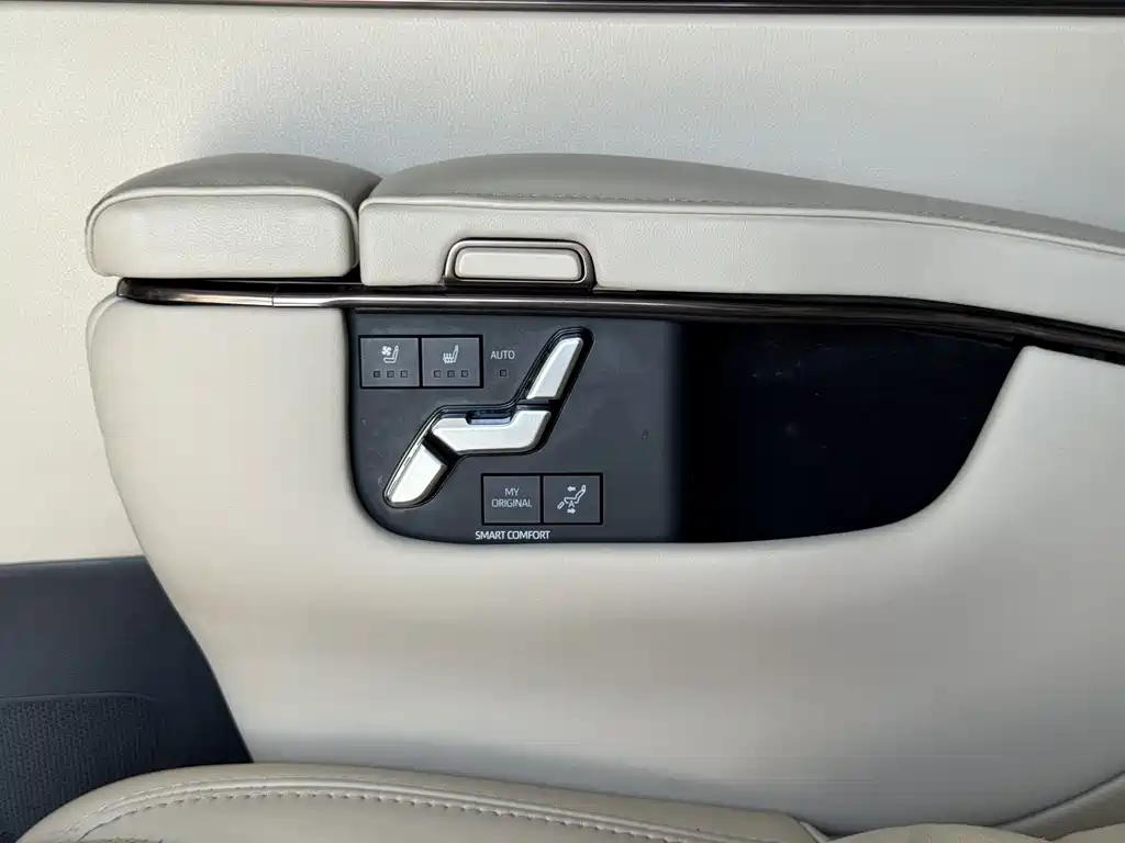 Toyota Alphard — миниатюра 12