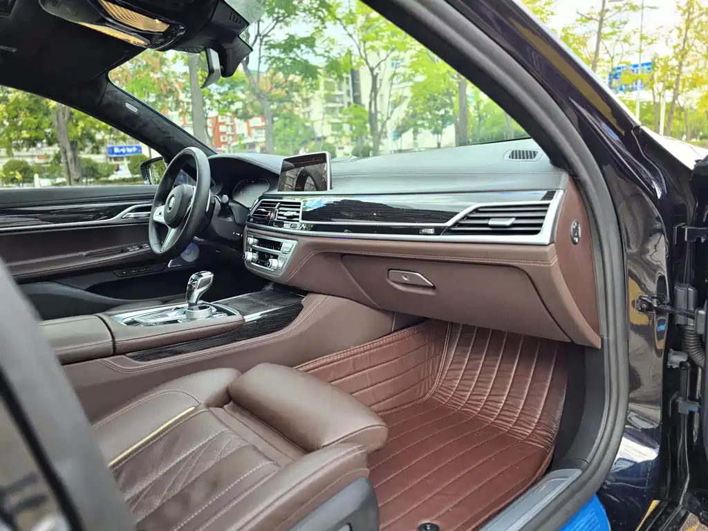 BMW 7 Series — миниатюра 10
